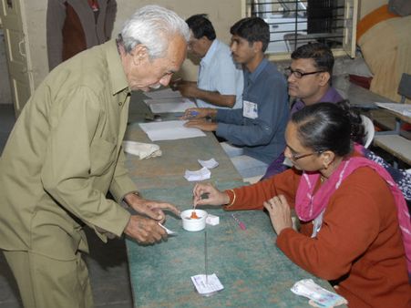 તસવીરોમાં પોતાના મતનો ઉપયોગ કરતા મતદારો