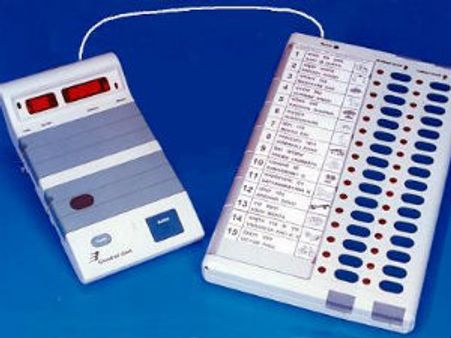 ગુજરાત ચૂંટણીઃ આ સ્થળોએ EVMમાં સર્જાઇ ટેક્નિકલ ખામી