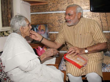 નરેન્દ્ર મોદી તેમની માતાના આર્શિવાદ મેળવ્યા
