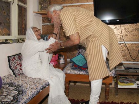 નરેન્દ્ર મોદી તેમની માતાના આર્શિવાદ મેળવ્યા