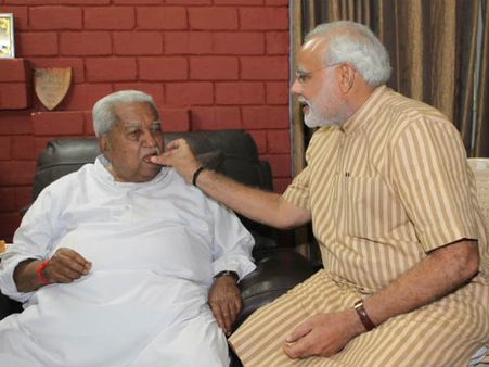 મોદીએ બાપાને પગે લાગી મેળવ્યા આશીર્વાદ