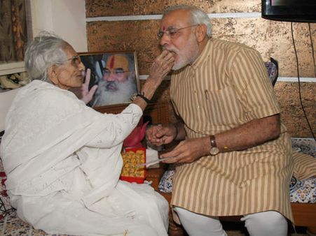 દેશવાસીઓ મારા લાલ મોદીને વડાપ્રધાન બનાવો- હિરાબા