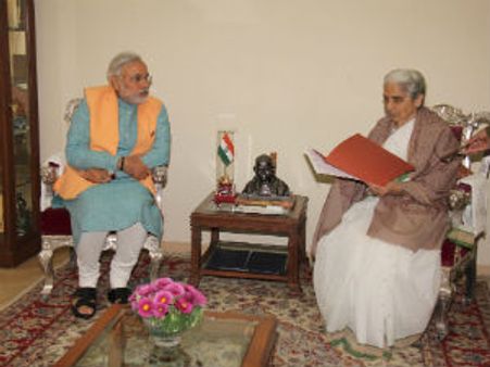 નરેન્દ્ર મોદીએ રાજ્યપાલને રાજીનામુ આપ્યું : નવી સરકાર માટે દાવો