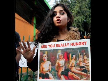 મહિલા પત્રકાર અને મિત્રને મિલમાં સુમસામ જગ્યાએ લઇ ગયા 