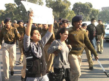 દિલ્હી ગેંગરેપઃ દિલ્હીમાં ઉગ્ર પ્રદર્શન, પોલીસનો લાઠીચાર્જ
