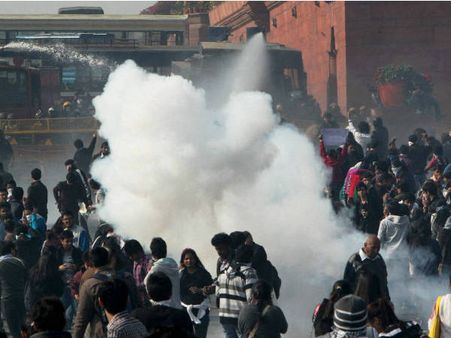 દિલ્હીમાં ઉગ્ર પ્રદર્શન જારી, પોલીસનો બળપ્રયોગ