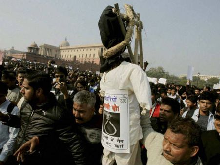 બળાત્કારીઓને શું સજા આપવી જોઇએ?