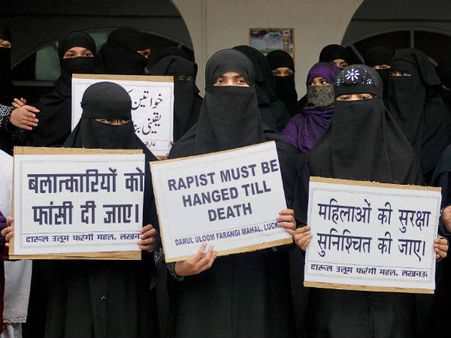 બળાત્કારીઓને શું સજા આપવી જોઇએ?