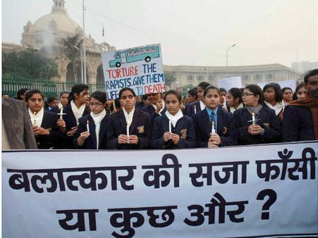 બળાત્કારીઓને શું સજા આપવી જોઇએ?