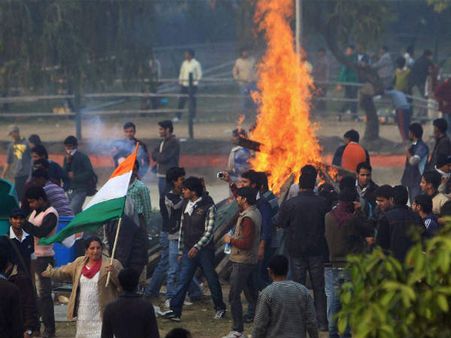 દિલ્હીમાં ઉગ્ર પ્રદર્શન જારી, પોલીસનો બળપ્રયોગ