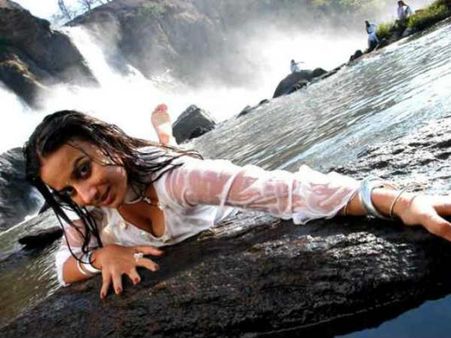 વરસતા વરસાદમાં રોમાંસ વરસતા વરસાદમાં રોમાંસ