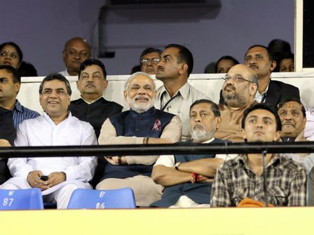 યુવીની આતશબાજી મોટેરા નિહાળી મોદીએ