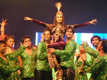 Pics : સૈફઈ મહોત્સવમાં બૉલીવુડ કલાકારોએ મચાવી ધૂમ