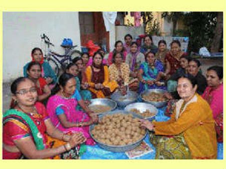 ગાંધીનગરની મહિલાઓએ શ્વાનો માટે બનાવ્યા 51 કિલોના લાડુ