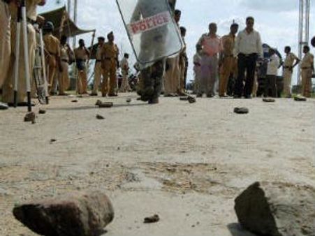 ધૂલેમાં બબાલ: પોલીસ ગોળીબારમાં 4ના મોત, 150 ઘાયલ