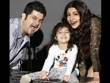 ડબ્બુ અને તેમની પુત્રી સાથે અનુષ્કા