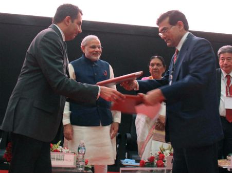 મોદીની ઉપસ્થિતિમાં થયા ૧ર એમ.ઓ.યુ. પર હસ્તાક્ષર