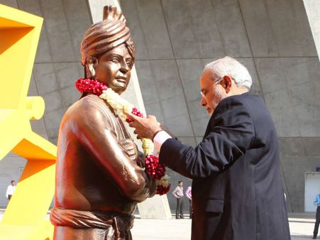 મોદીએ સ્વામી વિવેકાનંદને ફૂલહાર ચઢાવી નમન કર્યું