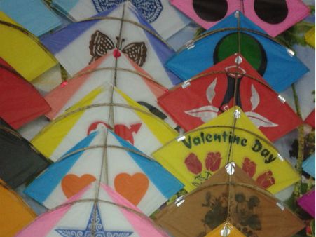 પતંગ બજારમાં જામી પતંગ રસિકોની ભીડ