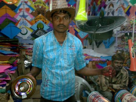 પતંગ બજારમાં જામી પતંગ રસિકોની ભીડ