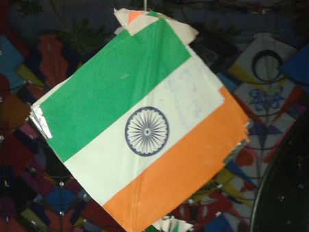 પતંગ બજારમાં જામી પતંગ રસિકોની ભીડ