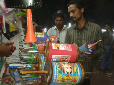 Photo: પતંગ બજારમાં જામી પતંગ રસિકોની ભીડ