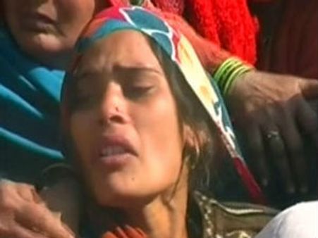 શહીદની પત્નીના અનશન જારી, શિર પરત લેવાની માંગ