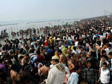 ત્રિવેણી સંગમમાં સ્નાન