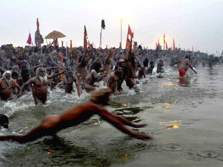 જુના અખાડાના નાગા સાધુઓ દ્વારા સ્નાન