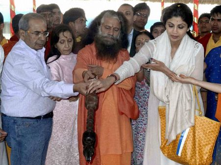 મહા કુંભઃ નાગા સાધુઓ અને ભક્તોએ કર્યું પવિત્ર સ્નાન, તસવીરો