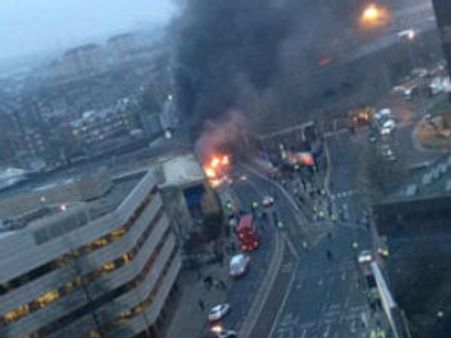 લંડનમાં ચોપર બિલ્ડિંગ સાથે અથડાયું