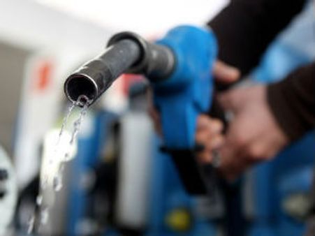 નવા ભાવ લાગૂ: પેટ્રોલ 25 પૈસા સસ્તુ તો ડીઝલ 50 પૈસા મોંઘુ