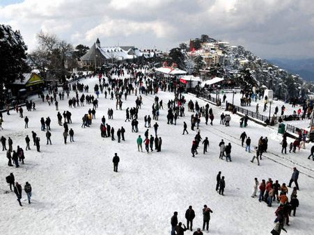 જમ્મુ-કાશ્મીરમાં હિમવર્ષાથી સર્જાઇ સફેદ સુંદરતા