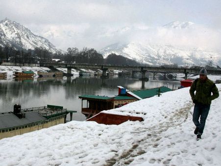 જમ્મુ-કાશ્મીરમાં હિમવર્ષાથી સર્જાઇ સફેદ સુંદરતા