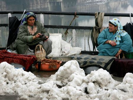 જમ્મુ-કાશ્મીરમાં હિમવર્ષાથી સર્જાઇ સફેદ સુંદરતા