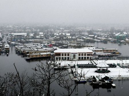 જમ્મુ-કાશ્મીરમાં હિમવર્ષાથી સર્જાઇ સફેદ સુંદરતા