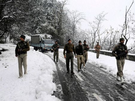 જમ્મુ-કાશ્મીરમાં હિમવર્ષાથી સર્જાઇ સફેદ સુંદરતા