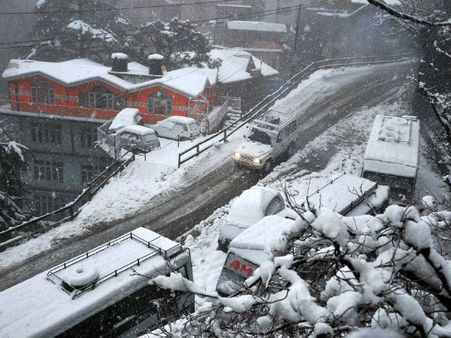 જમ્મુ-કાશ્મીરમાં હિમવર્ષાથી સર્જાઇ સફેદ સુંદરતા