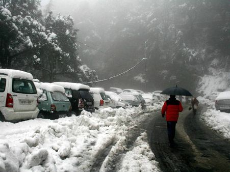 જમ્મુ-કાશ્મીરમાં હિમવર્ષાથી સર્જાઇ સફેદ સુંદરતા