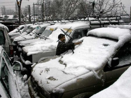 જમ્મુ-કાશ્મીરમાં હિમવર્ષાથી સર્જાઇ સફેદ સુંદરતા