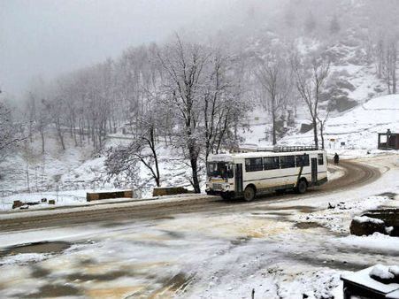 જમ્મુ-કાશ્મીરમાં હિમવર્ષાથી સર્જાઇ સફેદ સુંદરતા