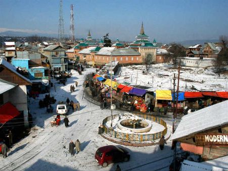 જમ્મુ-કાશ્મીરમાં હિમવર્ષાથી સર્જાઇ સફેદ સુંદરતા