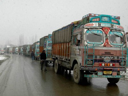 જમ્મુ-કાશ્મીરમાં હિમવર્ષાથી સર્જાઇ સફેદ સુંદરતા