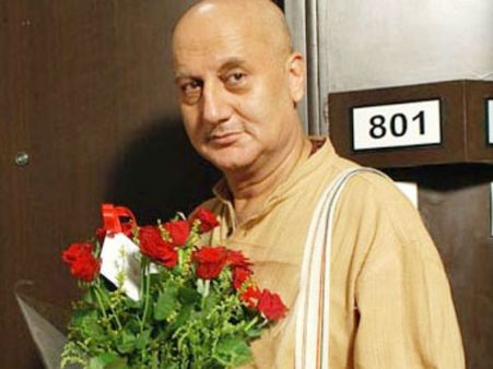 સ્પેશિયલ 26 : અક્ષય કુમાર ઉપર ફિદા છે અનુપમ ખેર