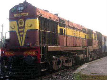 જવાને ચાલતી ટ્રેનમાંથી બહાર ફેંક્યા વૃદ્ધ દંપતિને, એકનું મોત