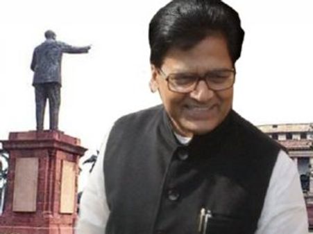 રામગોપાલ યાદવને પગે લાગ્યાં એટાના એસએસપી