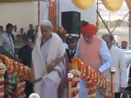 કમલા બેનીવાલે મોદીની હાજરીમાં ડાંગ ખાતે કર્યુ ધ્વજવંદન