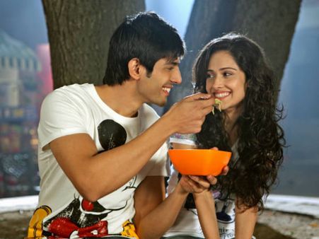 રિવ્યૂ : માત્ર પ્રેમી પંખીડાઓને જ ગમશે આકાશ વાણી
