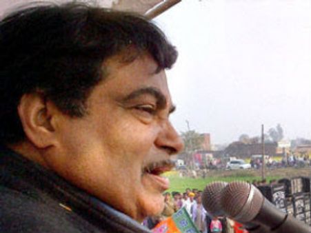 ગડકરીનો ફુગ્ગો ફૂટ્યો : આઇટી અધિકારીઓની માફી માંગી