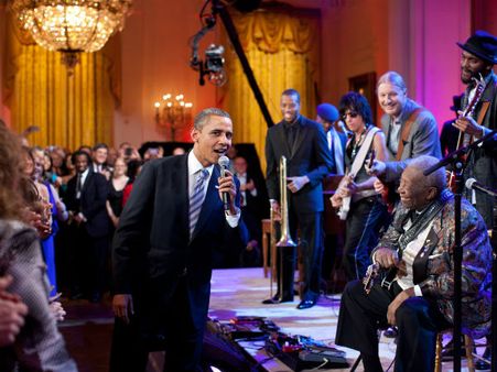 અમેરિકાના રાષ્ટ્રપતિ બરાક ઓબામા શા માટે લોકપ્રિય છે તેનો ખ્યાલ આપતી તસવીરો